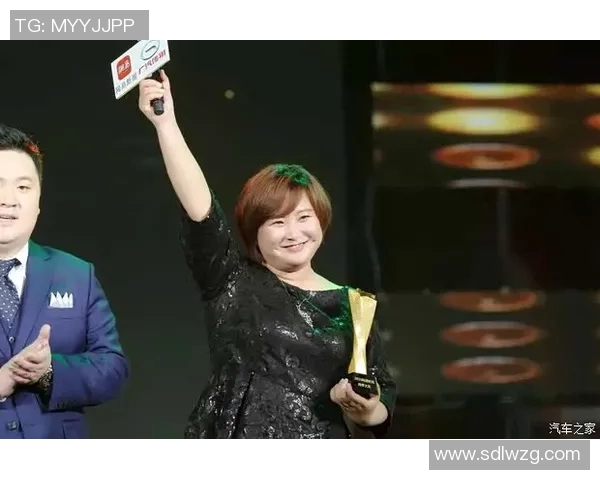 秦岚与足球明星亲密合影展现运动魅力与时尚风采的精彩瞬间