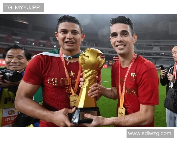 三球与足球明星同框合影展现运动魅力与友谊的精彩瞬间 三球与足球明星同框合影展现运动魅力与友谊的精彩瞬间